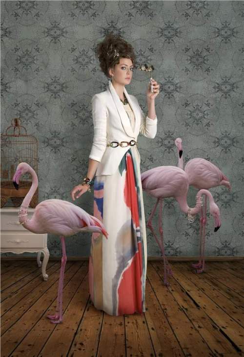 red queen with flamingos